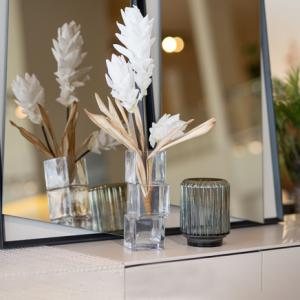 فازة زجاجية صغيرة وودي