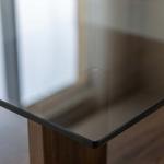 بيتي طاولة جانبية زجاج وودي