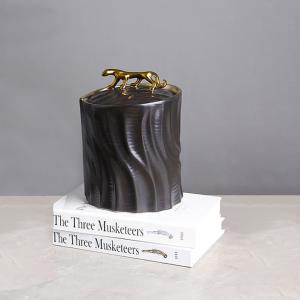 جرة السيراميك صغيرة وودي