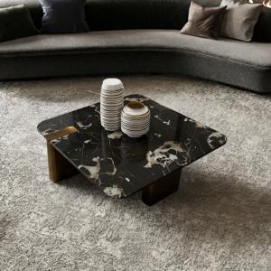 إيلي طاولة وسط بسطح بورسلان أسود وودي