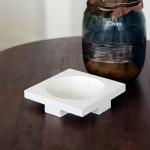 طبق سيراميك أبيض وودي