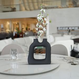 فازة ديكورية سيراميك سوداء كبيرة وودي